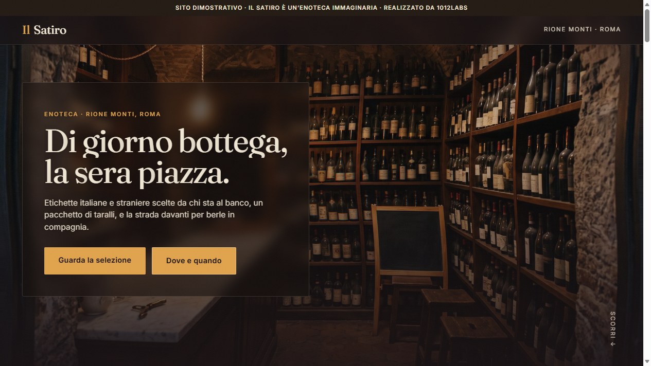 La home del Satiro: enoteca immaginaria, fotografia della bottiglieria e titolo Di giorno bottega, la sera piazza.
